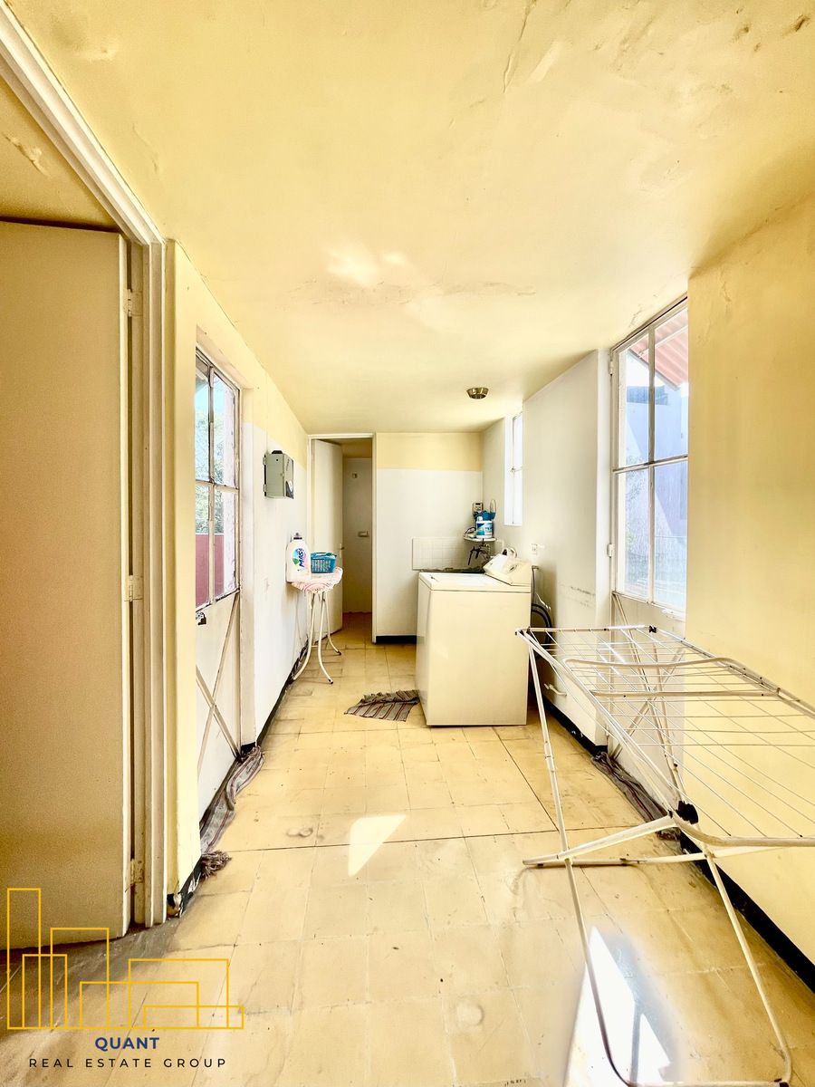 41 de 50: Área de lavado y cuarto de servicio