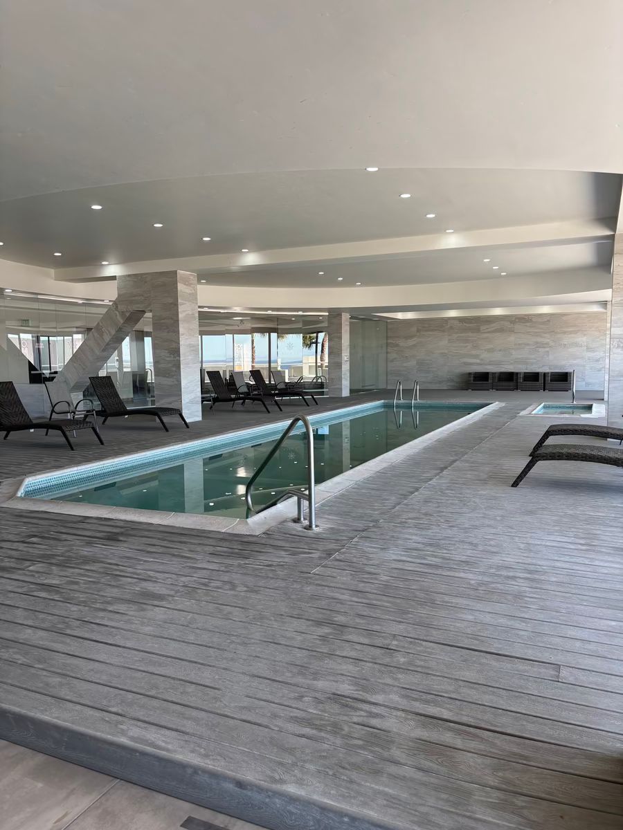 3 de 17: Alberca techada dentro del edificio