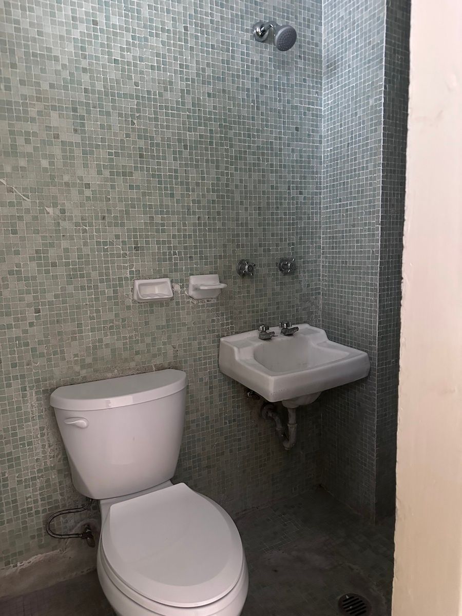 13 de 24: baño de servicio