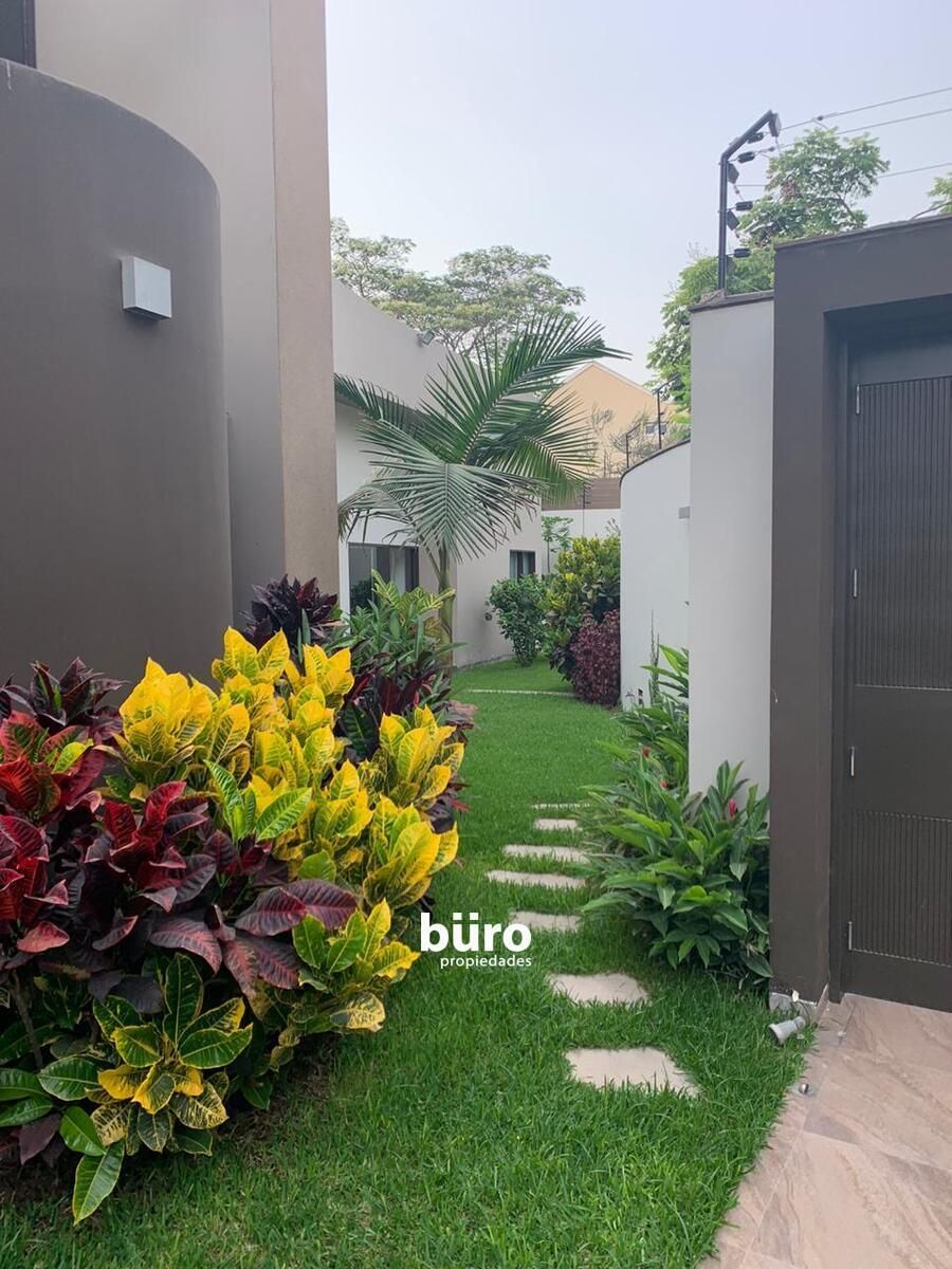 5 de 29: Ingreso lateral dentro de la casa