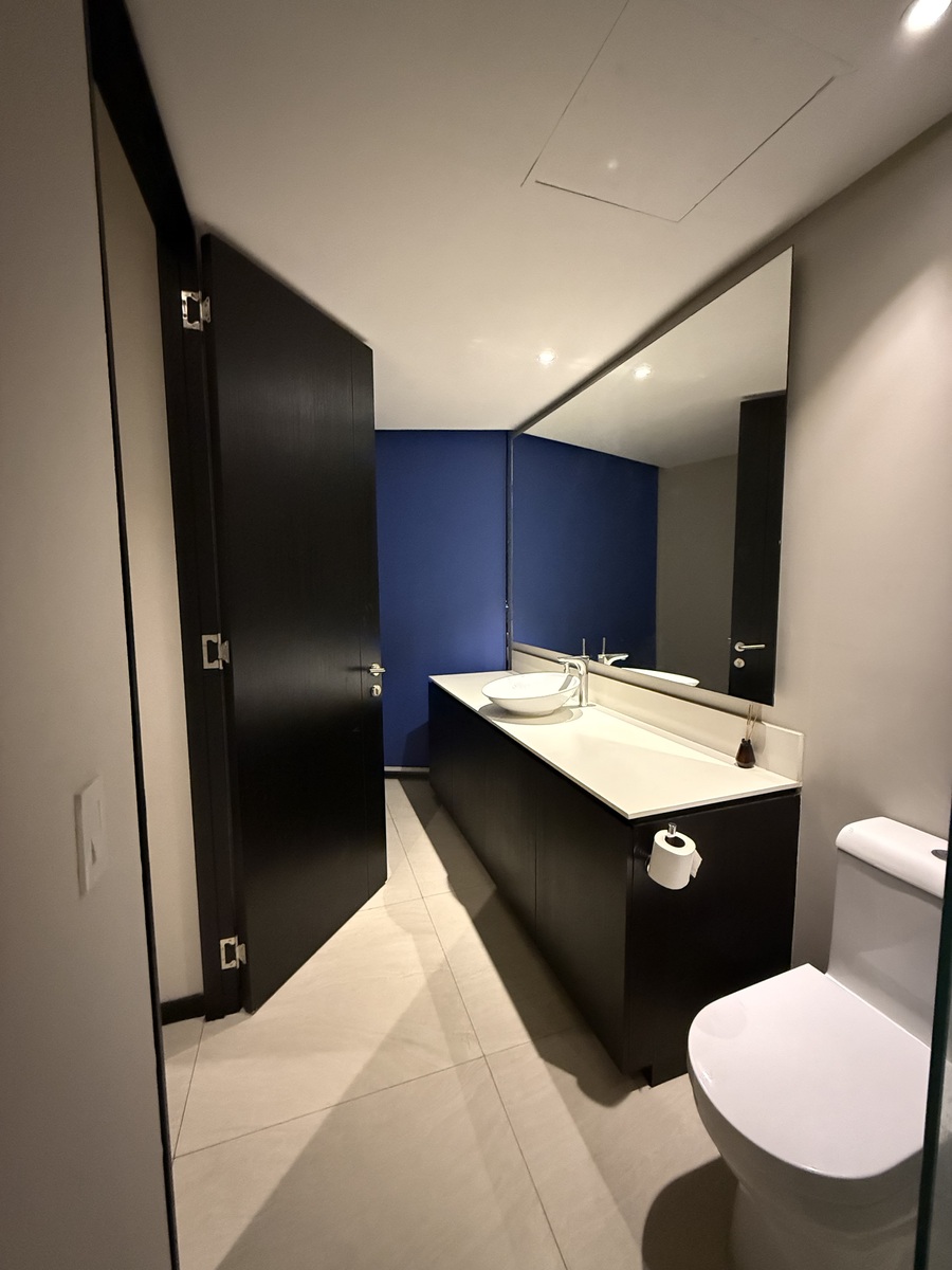 8 of 18: Baño de recámara secundaria