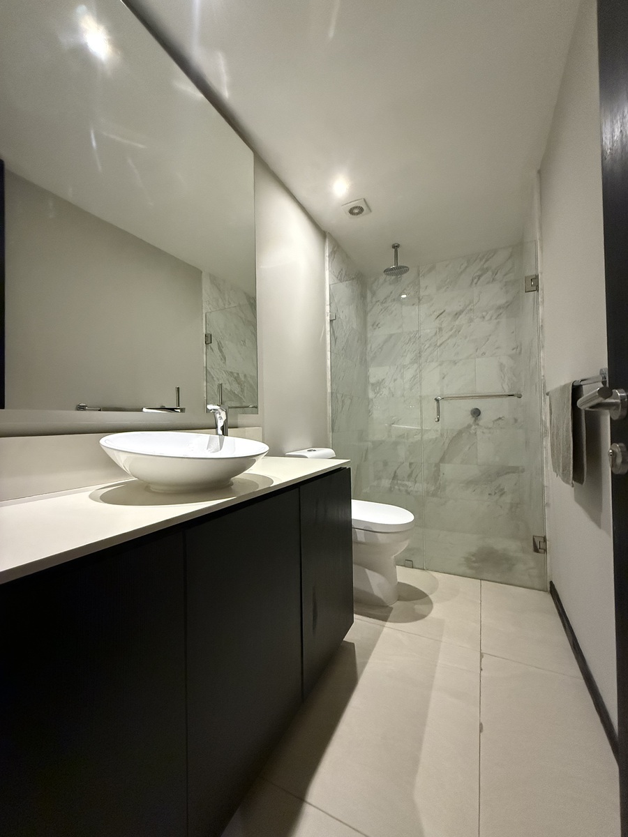 11 of 18: Baño compartido con recámara 3 y 4