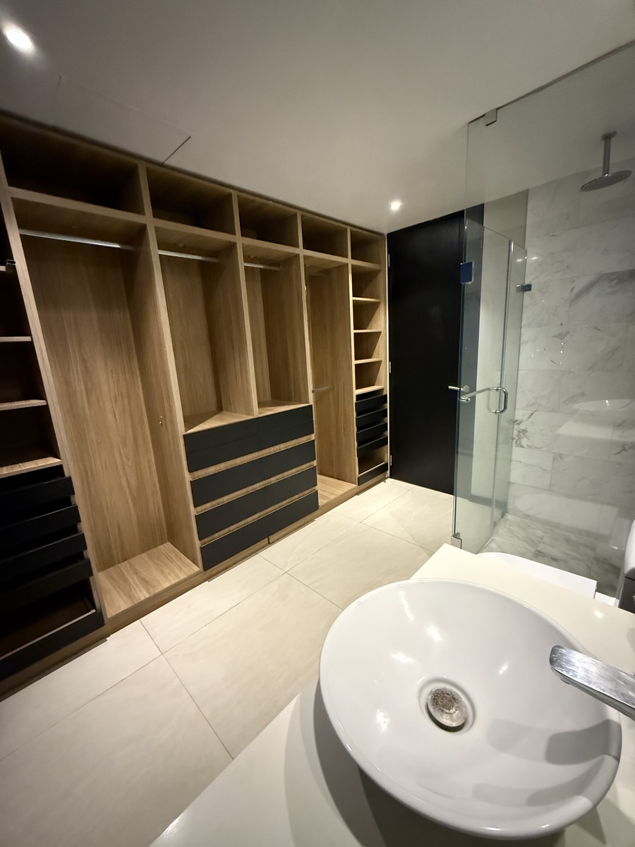 16 of 18: Clóset recámara principal