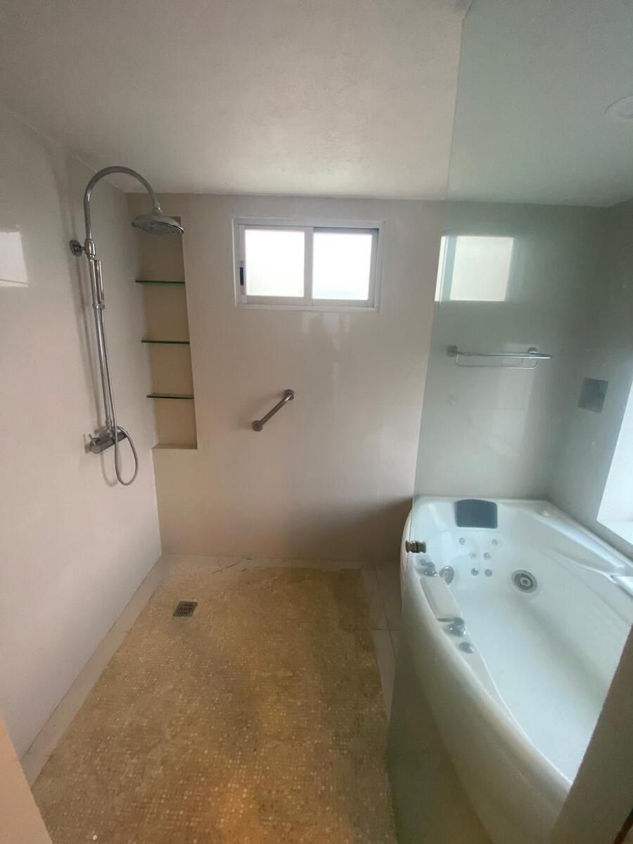 33 de 36: BAÑO CON JACUZZI