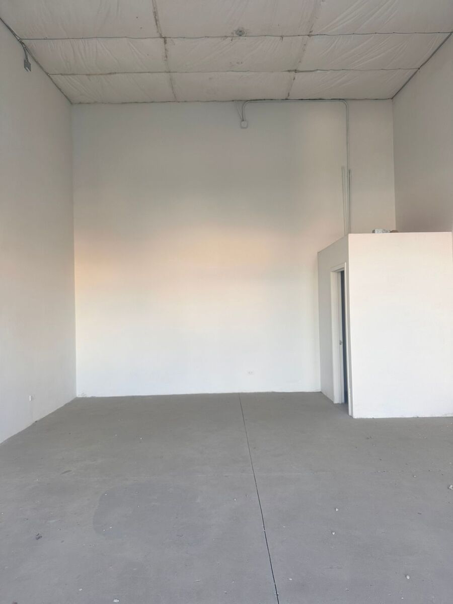 2 de 3: espacio de 45 m2 con medio baño