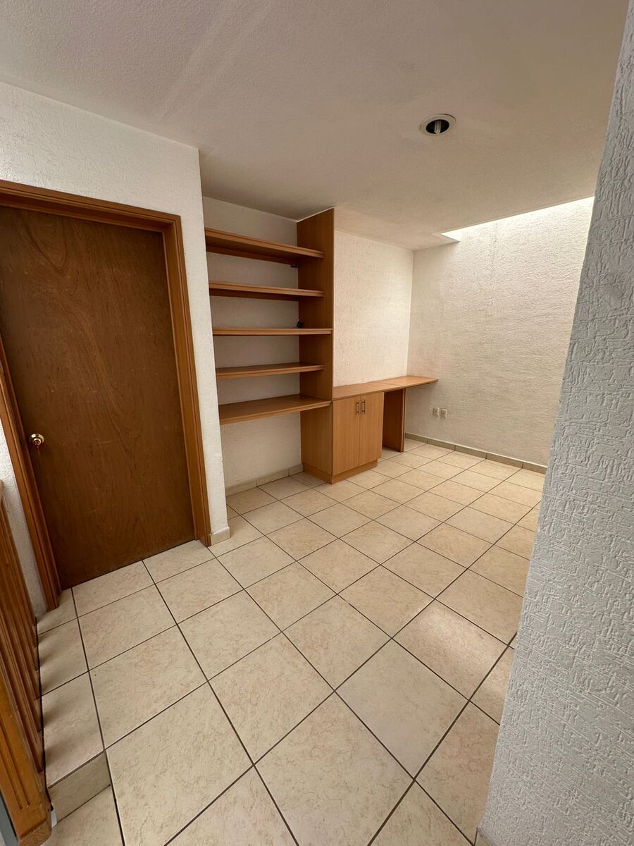 32 of 34: SALA TV/ESTUDIO