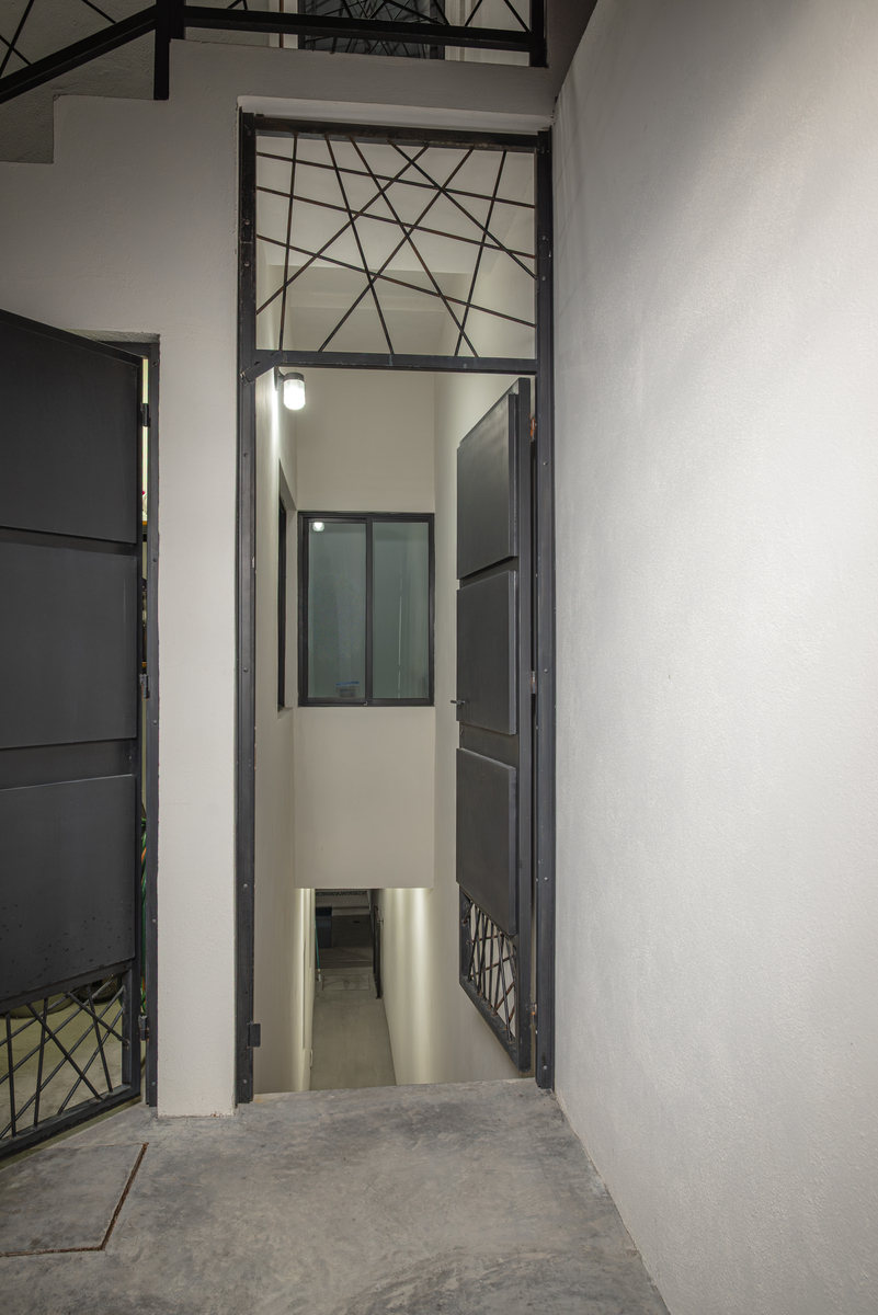 17 de 42: PASILLO DE SERVICIO COCHERA-ALBERCA