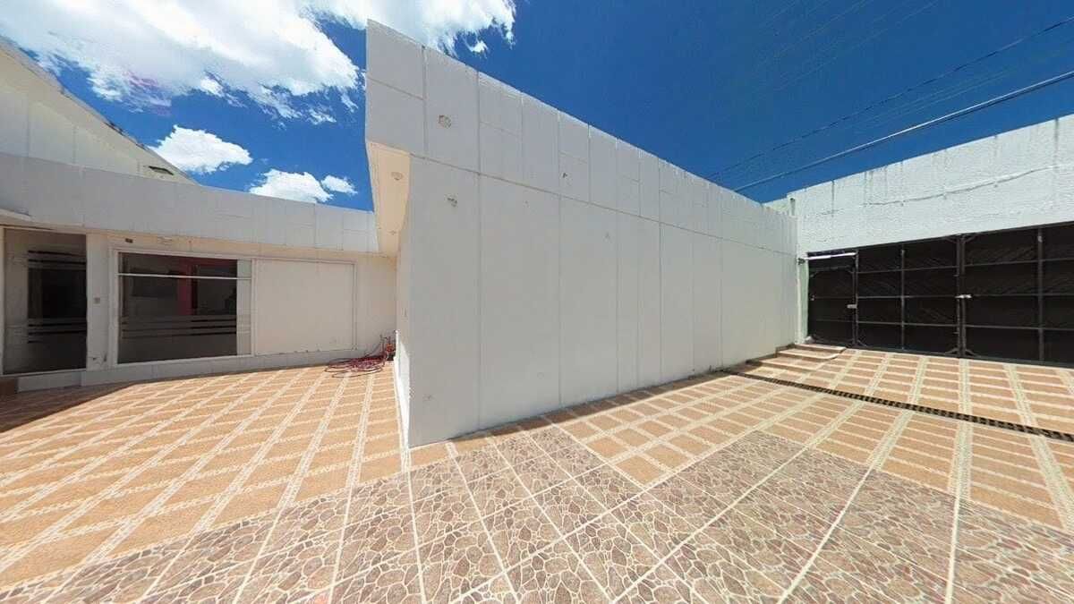 16 of 38: Estacionamiento