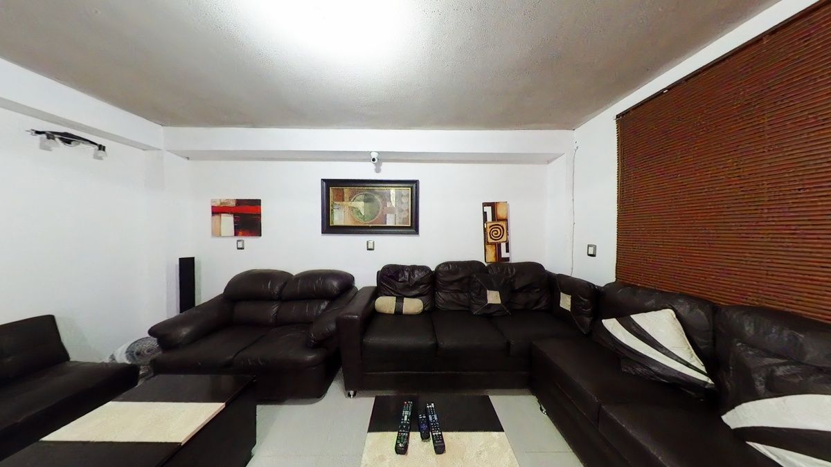 10 of 38: Sala de TV