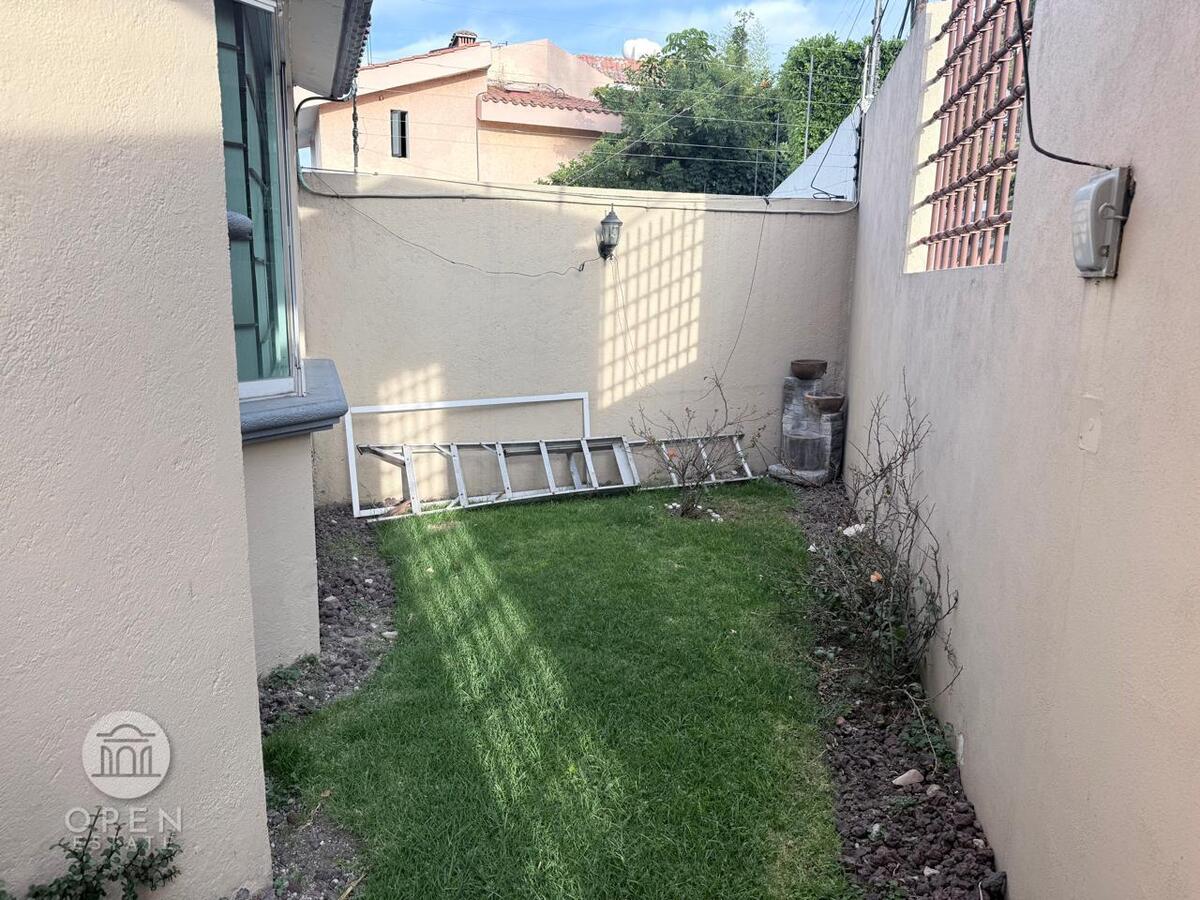 7 de 30: Jardin lateral