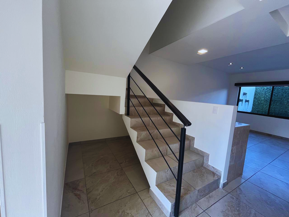 9 de 47: ESPACIO BAJO ESCALERA