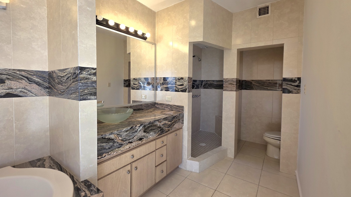 15 of 40: BAÑO-PPAL-RIOJA-VENTA-SONORA-CARMEN-LABORIN-INMUEBLE