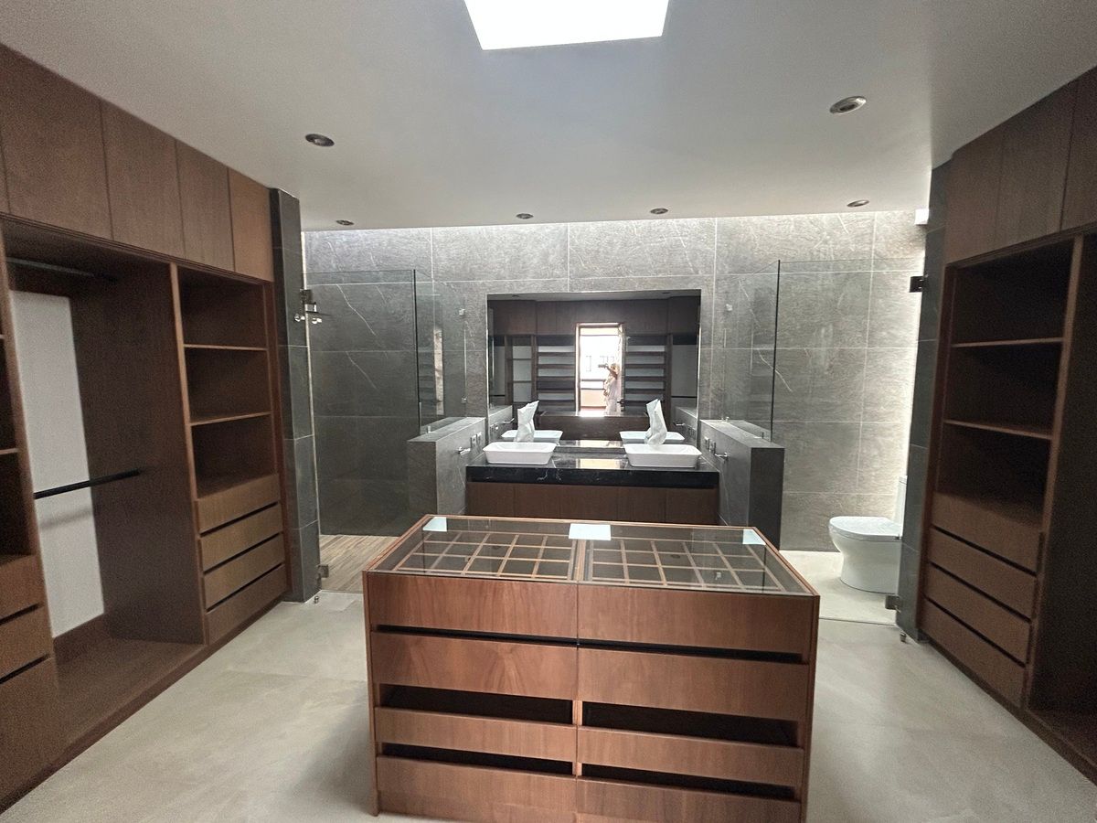 24 de 42: Vestidor y baño principal