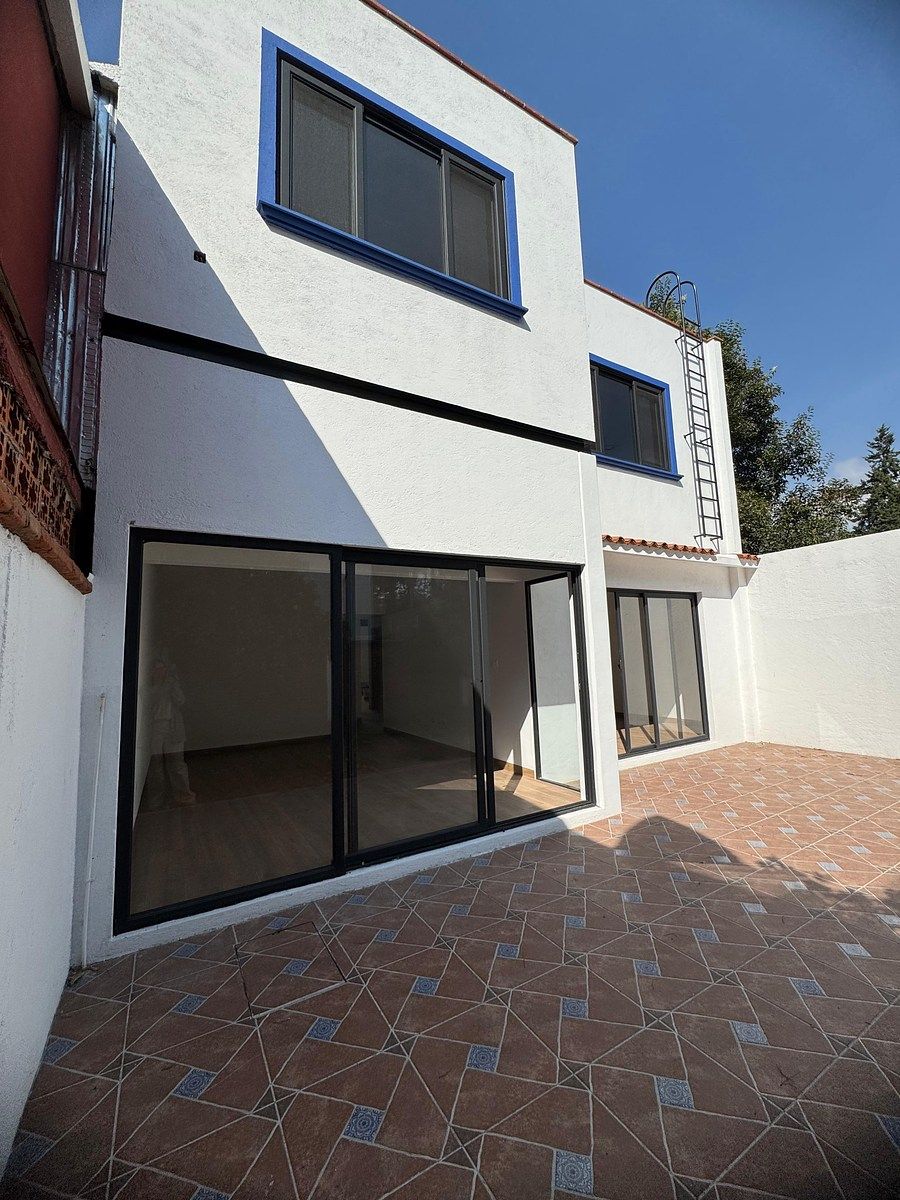 9 de 21: Terraza y fachada trasera