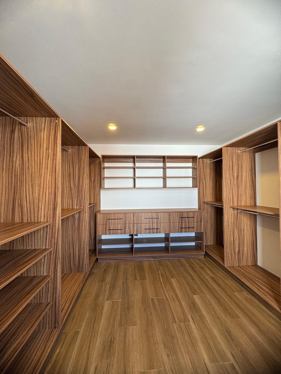 19 of 21: Vestidor recámara principal