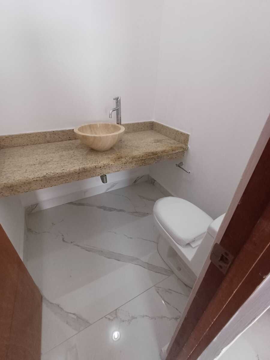 9 de 38: Baño visitas