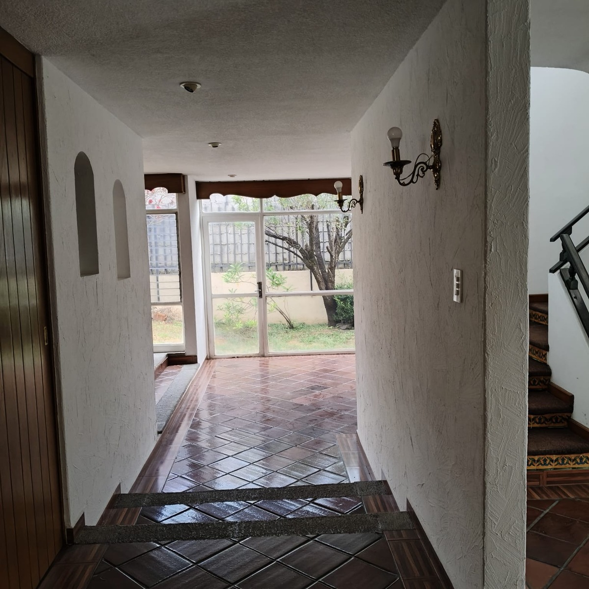 8 of 43: Pasillo de Entrada