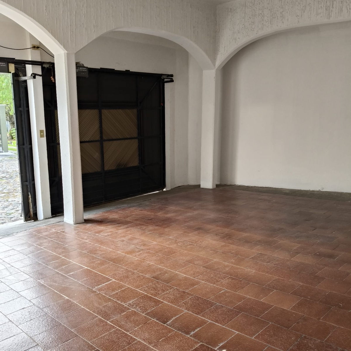 12 of 43: Estacionamiento