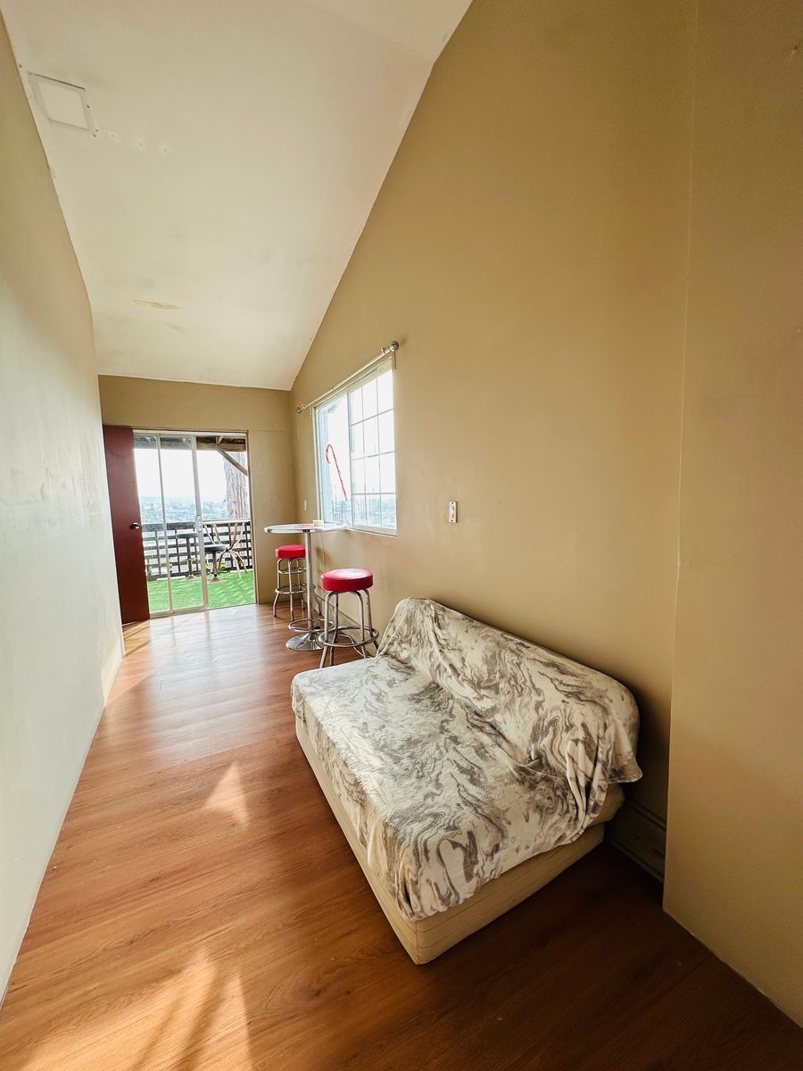 11 of 29: Area privada pasillo con sillon y mesa