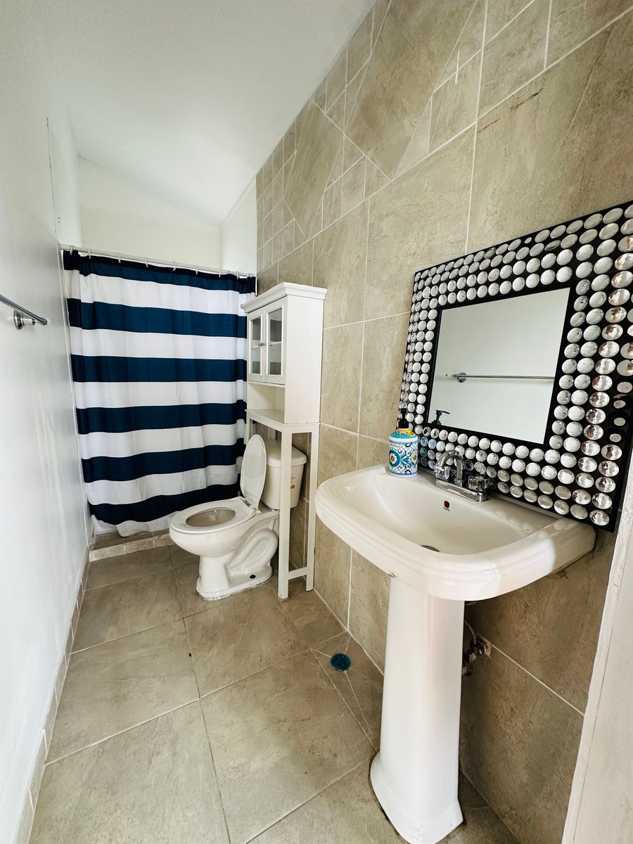 12 of 29: Baño privado