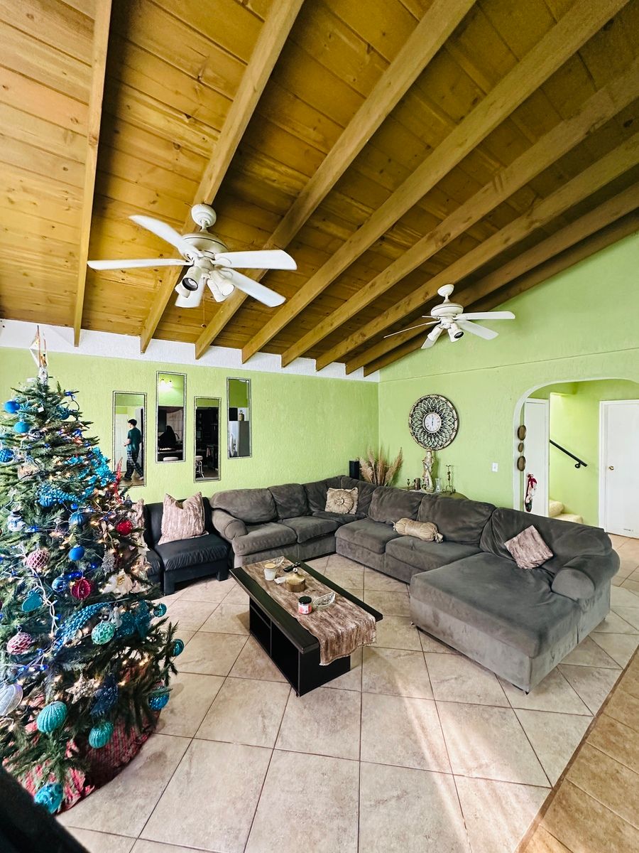 22 of 29: Area compartida, sala