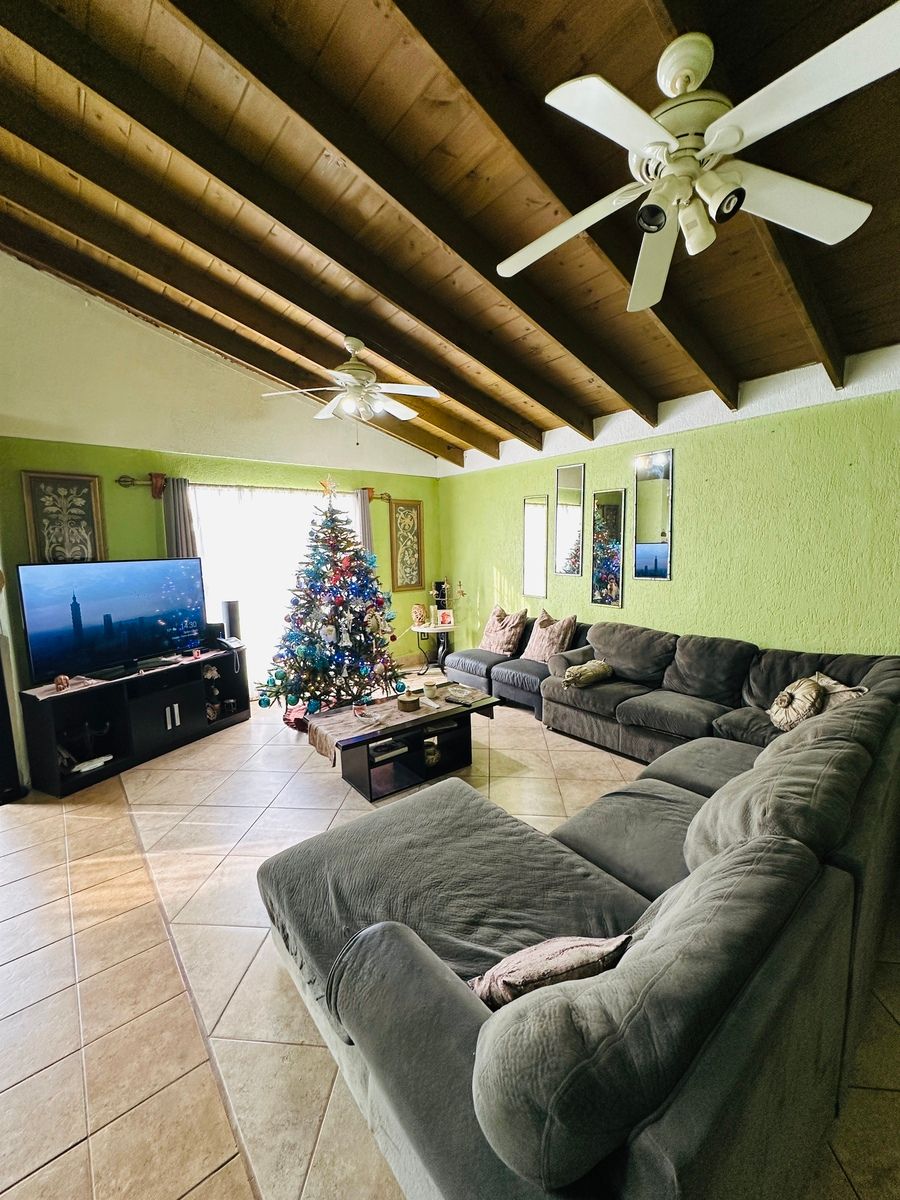 23 of 29: Area compartida, sala