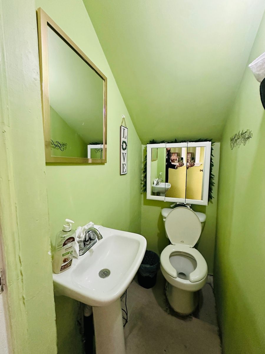 26 of 29: Area compartida, medio baño