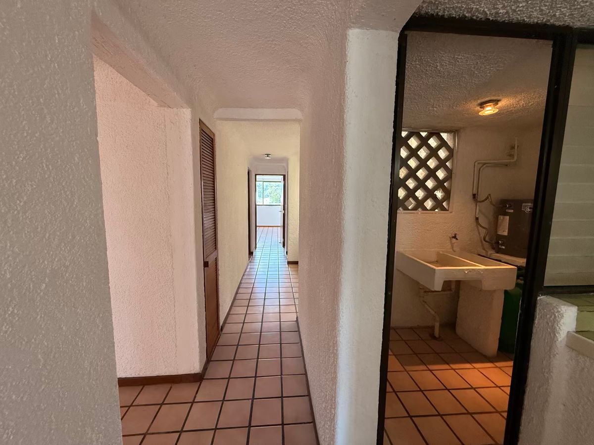 6 de 10: El pasillo a las recamaras y el área de servicio