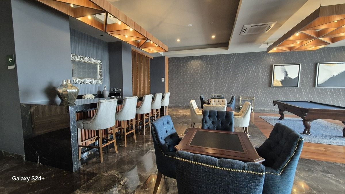 12 de 40: Salón bar