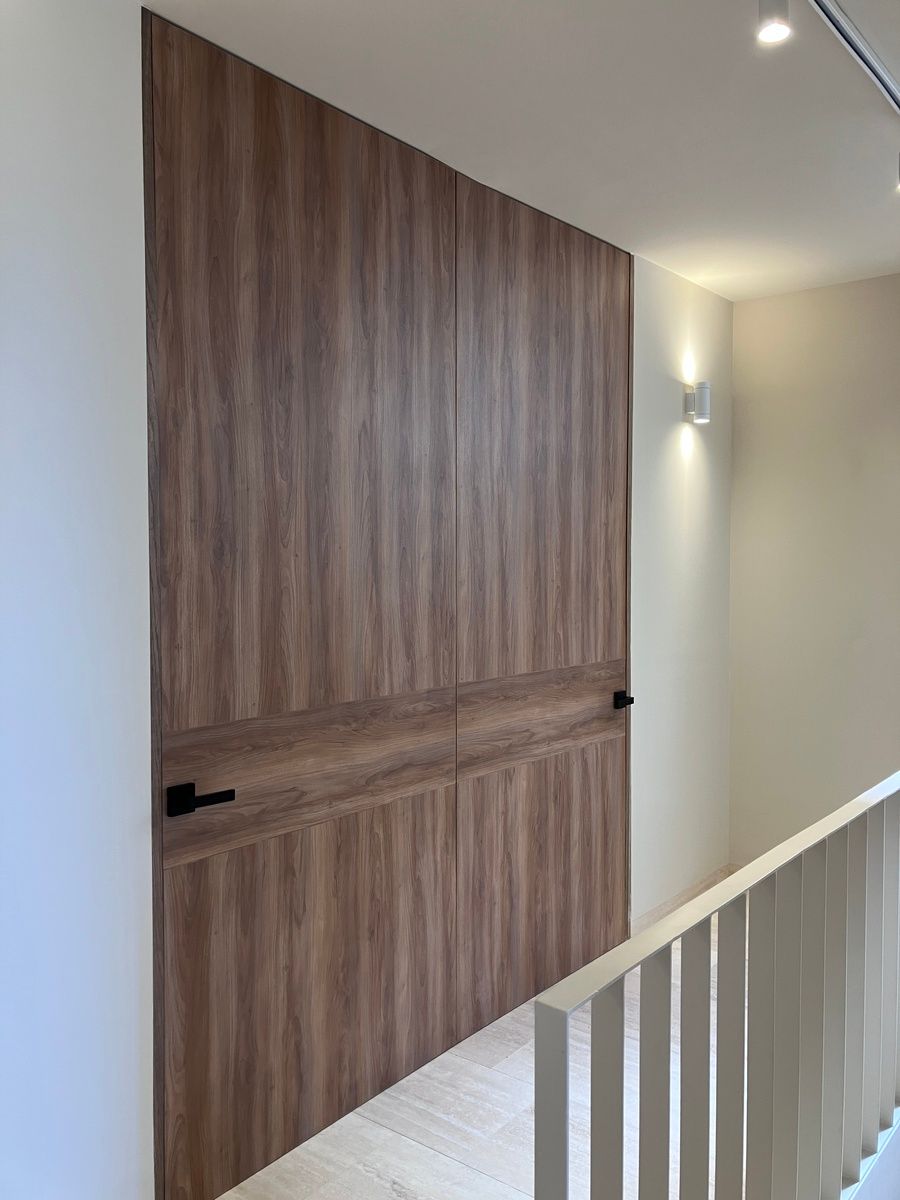 21 de 25: Puertas cerradas de recámaras secundarias