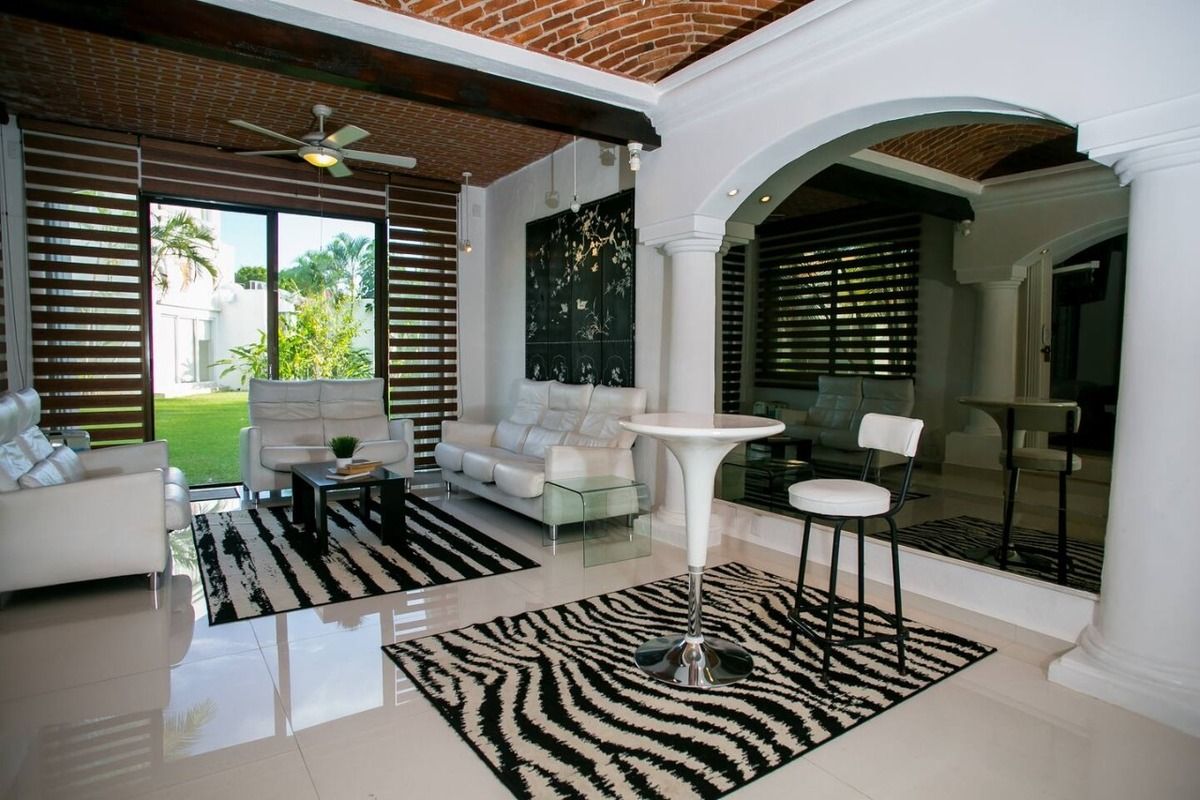 2 de 13: Sala y vista al jardín