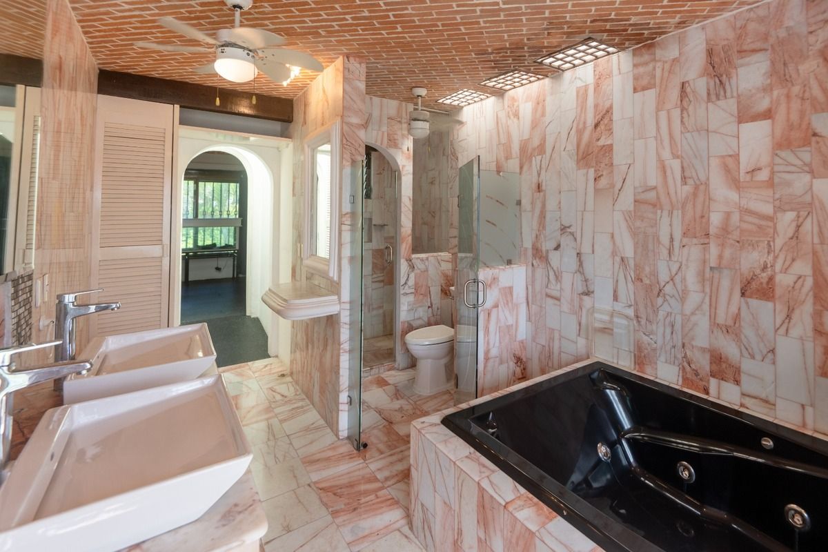 6 de 13: Baño con Jacuzzi