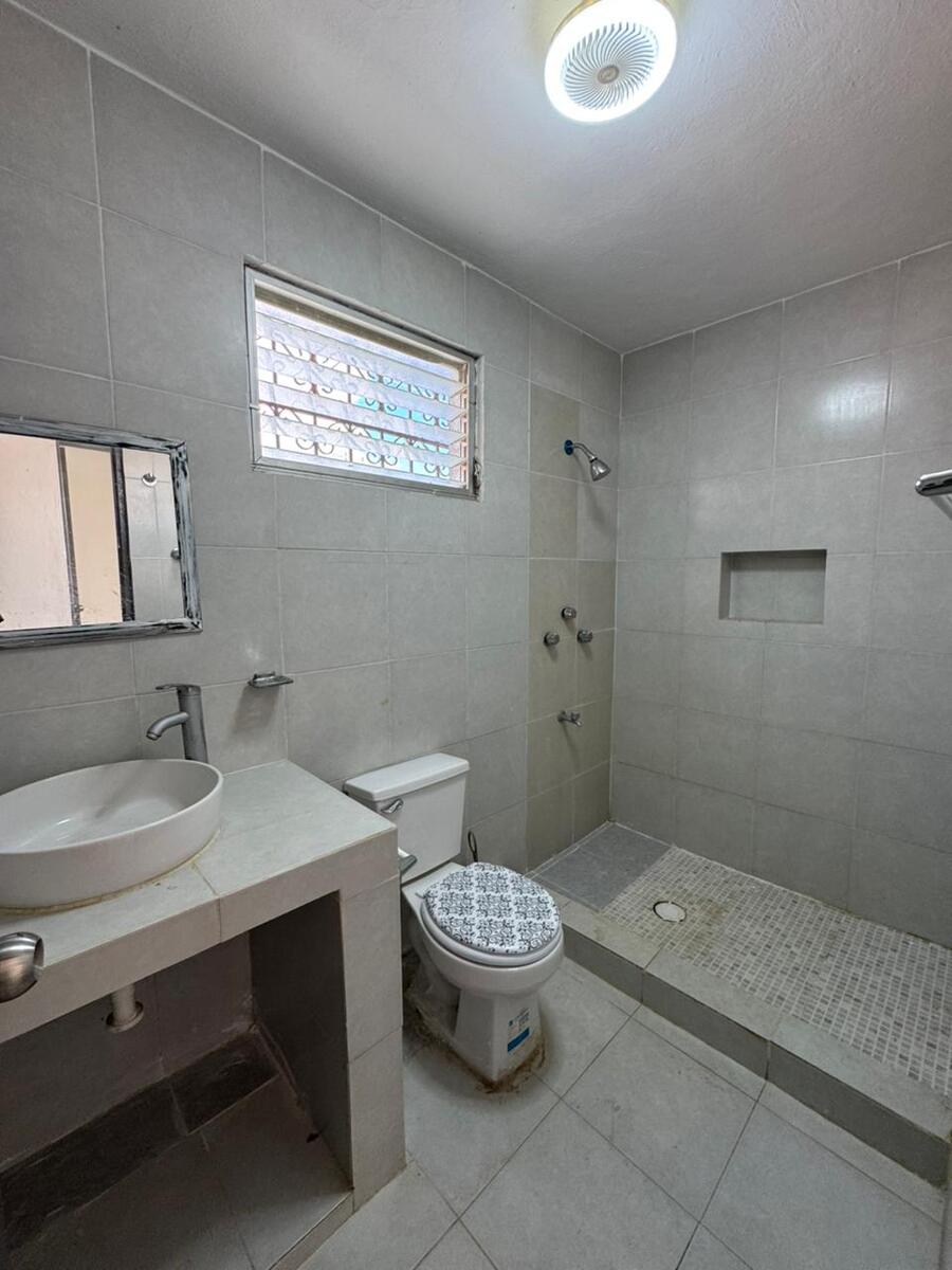 11 de 18: Baño compartido 2 recámaras planta alta