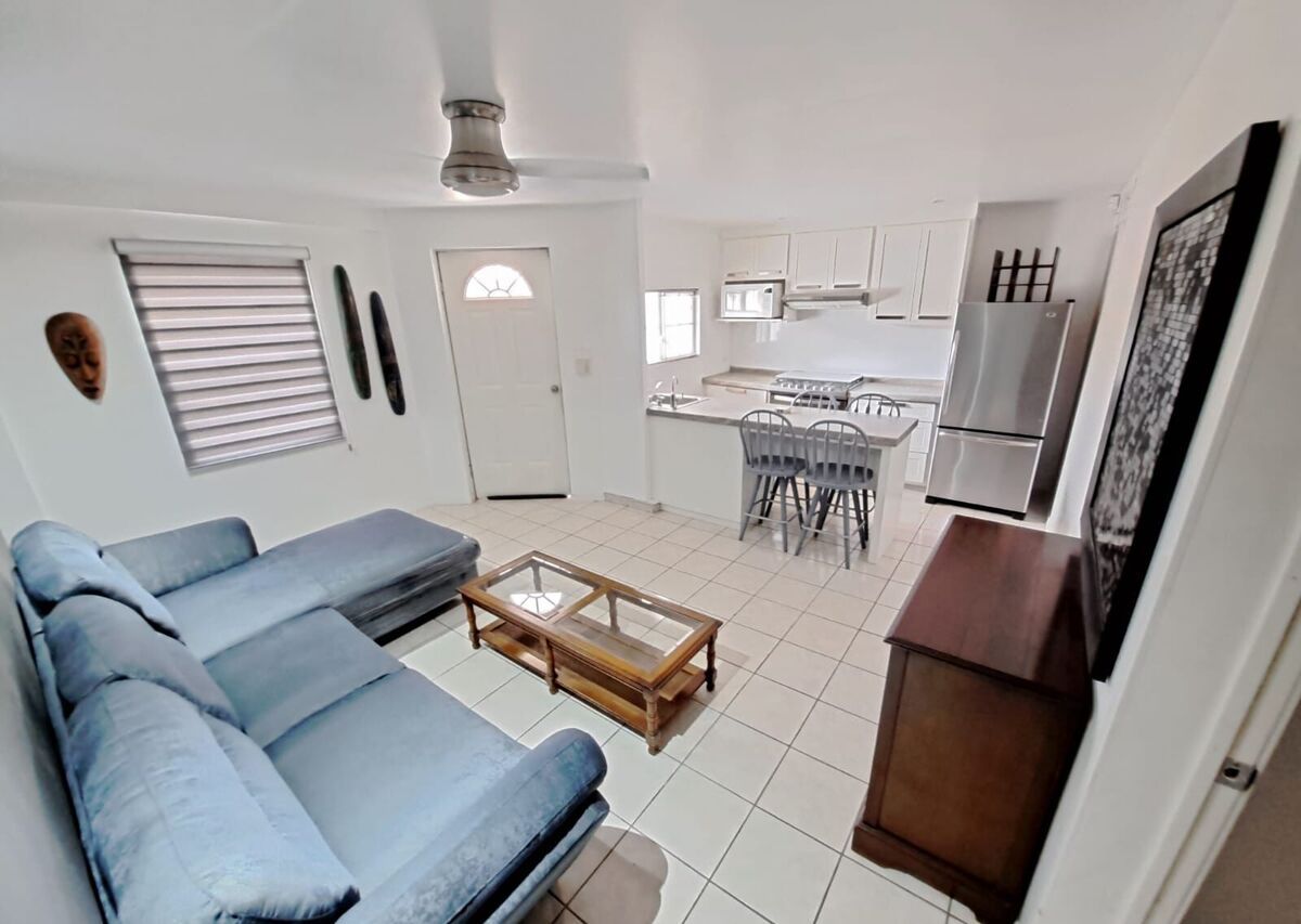 2 of 8: Sala y cocina