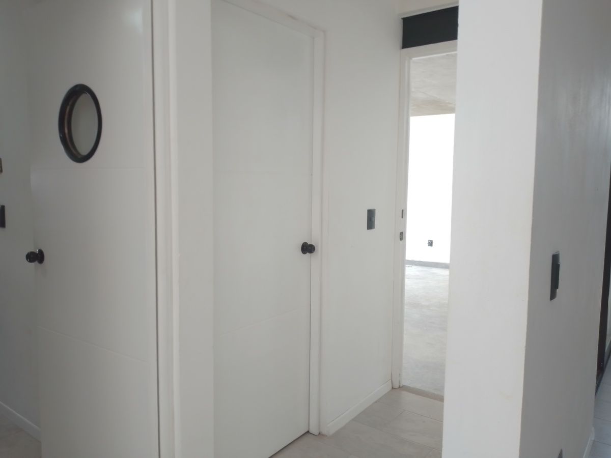 6 de 40: Acceso principal, medio baño y acceso a Cocina