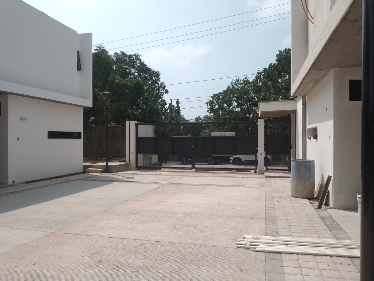 14 de 22: Vista desde el interior hacia el acceso