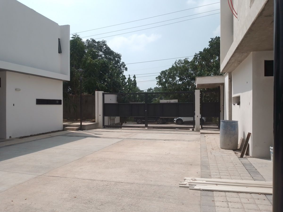 14 de 40: Vista desde el interior hacia el acceso