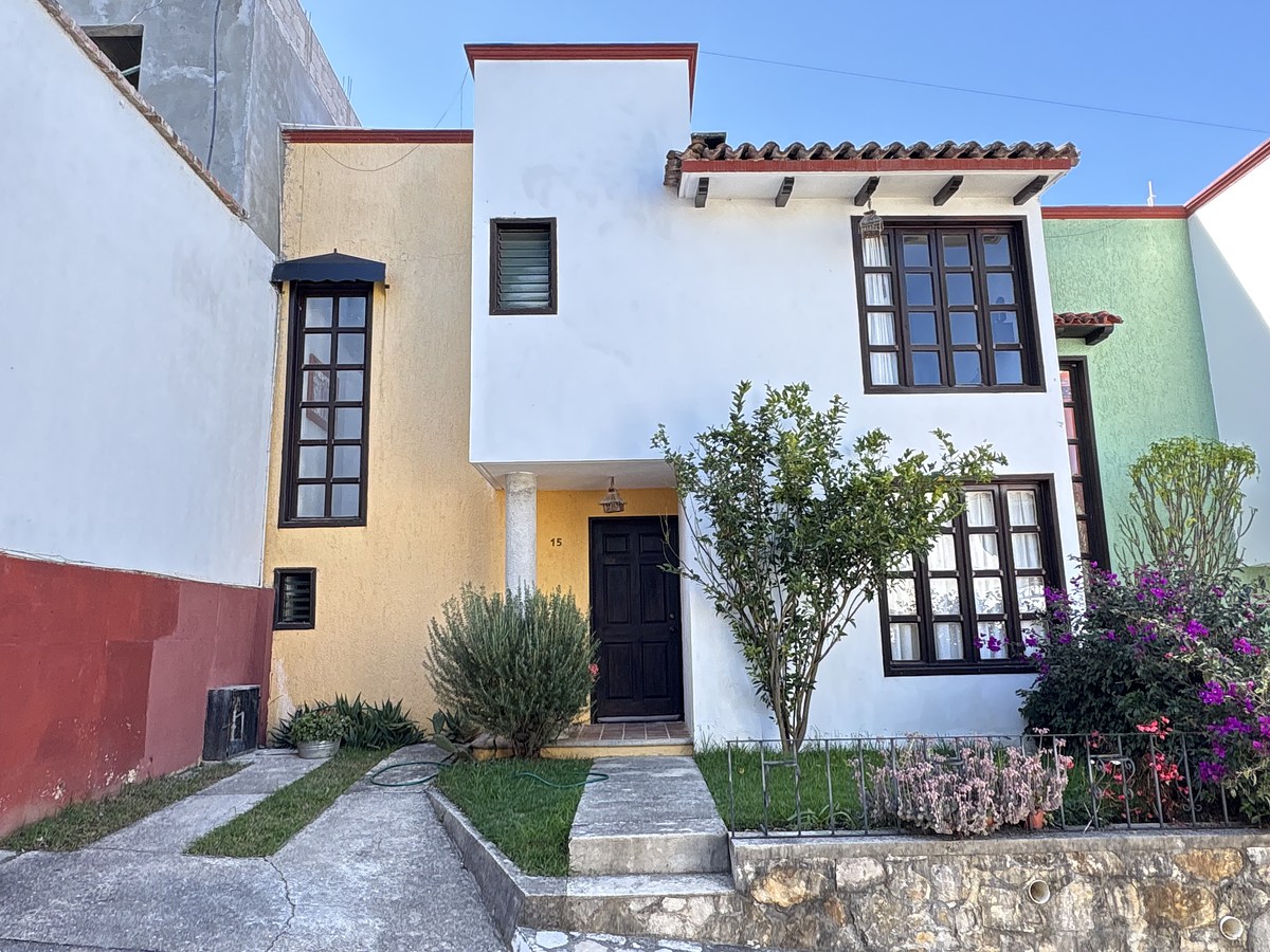 1 of 23: Fachada de la casa