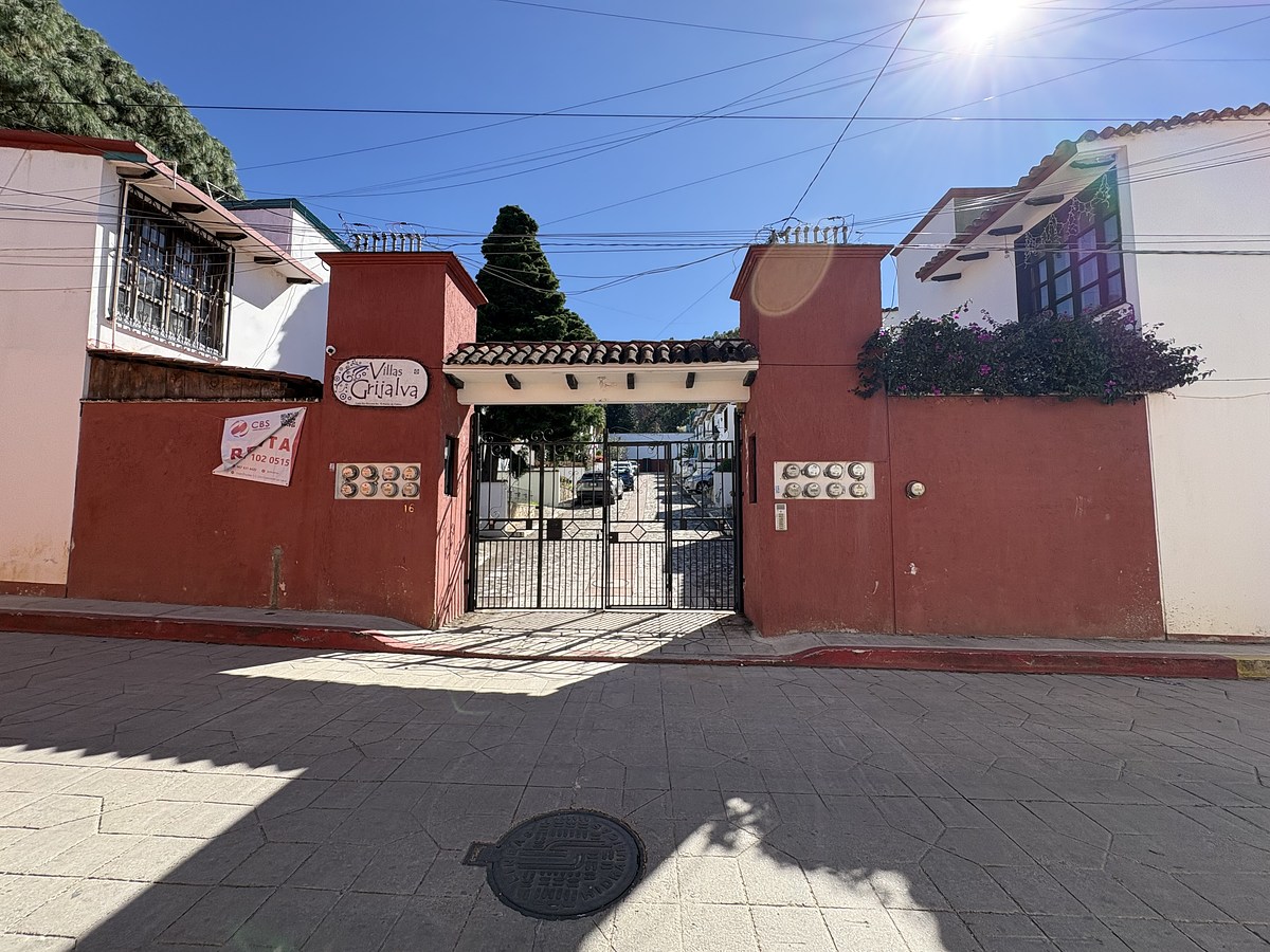 23 of 23: Fachada de la privada