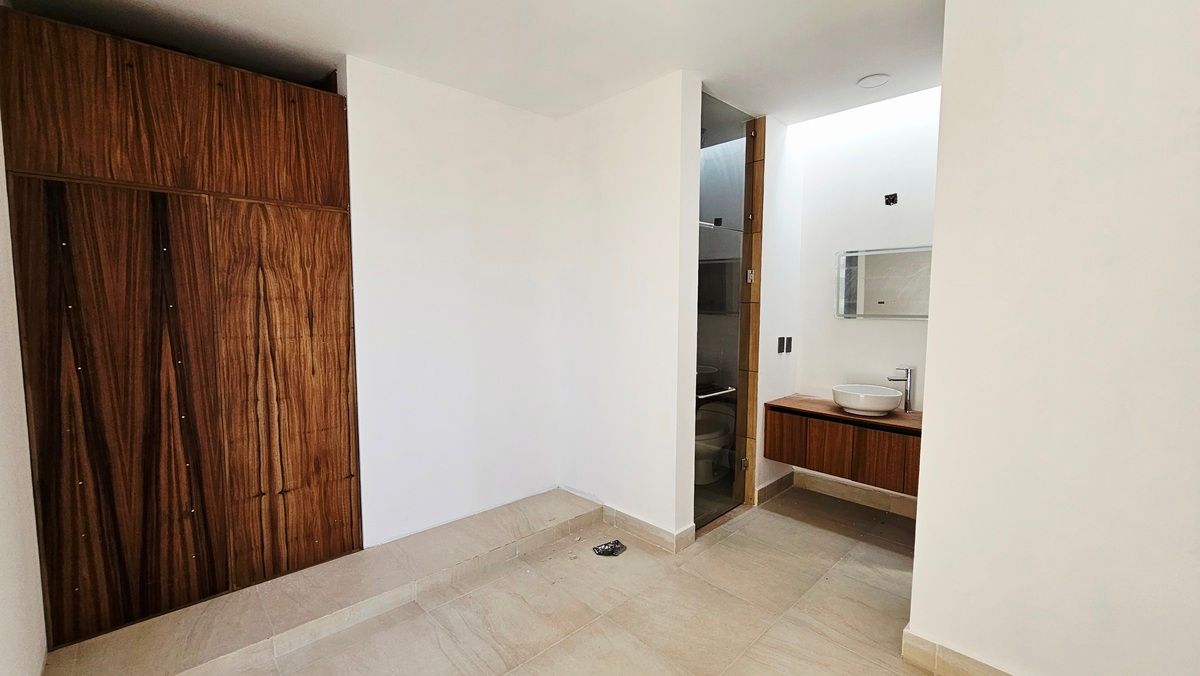 21 de 35: Baño completo en recamara principal