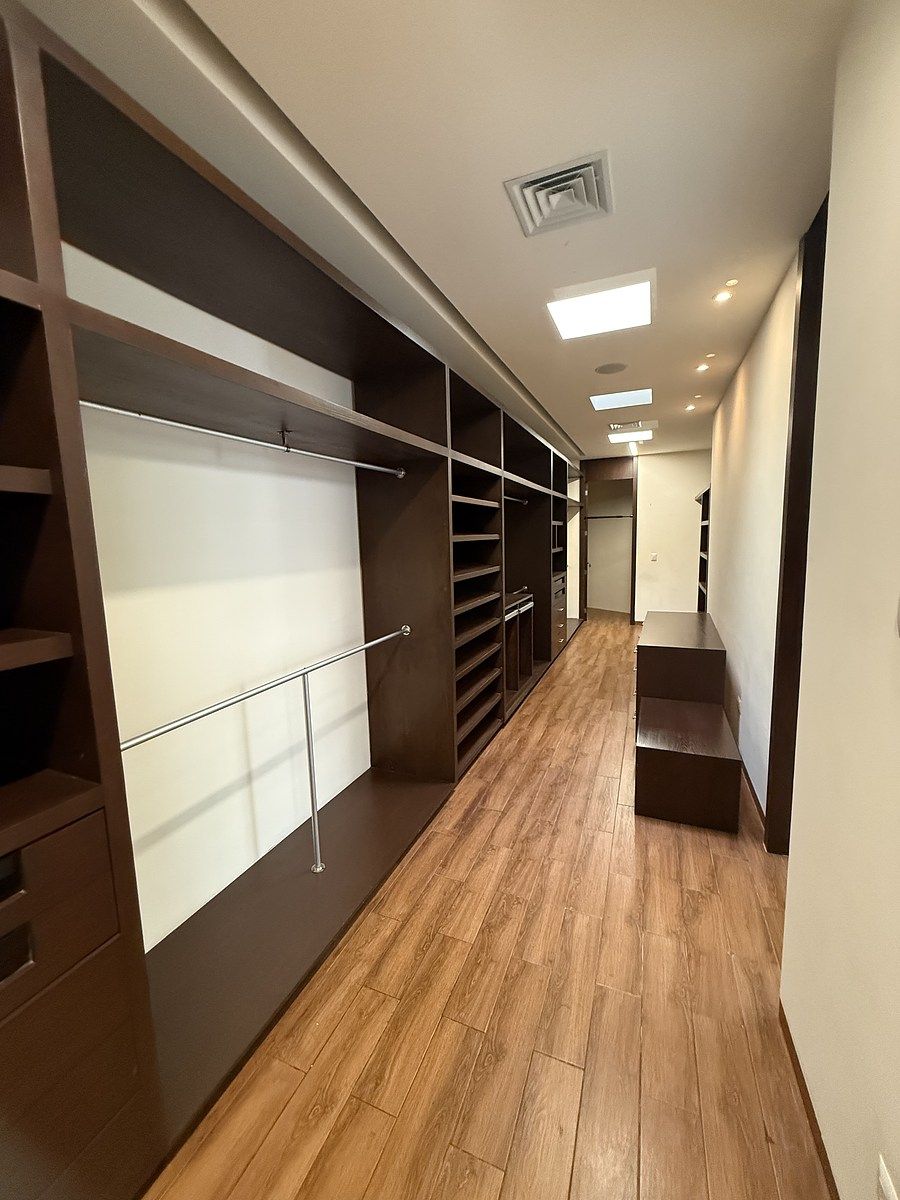 27 de 51: Walking closet