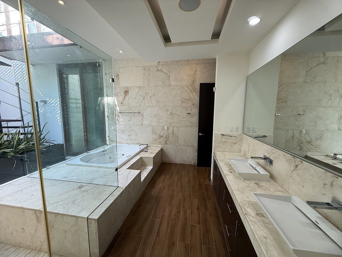 28 de 51: Baño principal