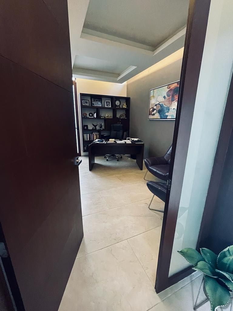 7 de 51: Oficina con muebles