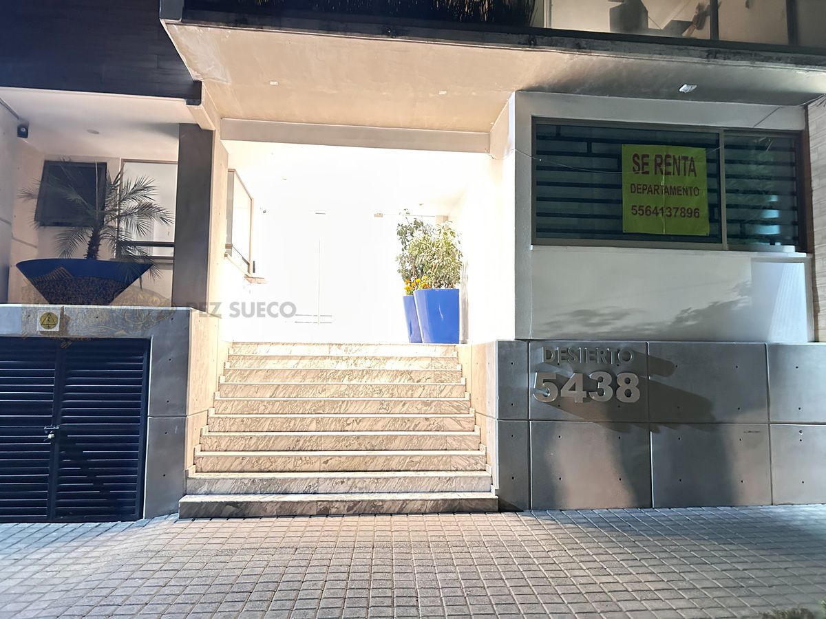 39 de 40: Entrada principal con portero