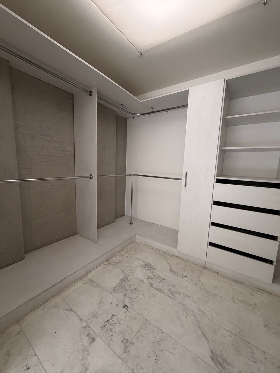 21 de 28: Walking closet