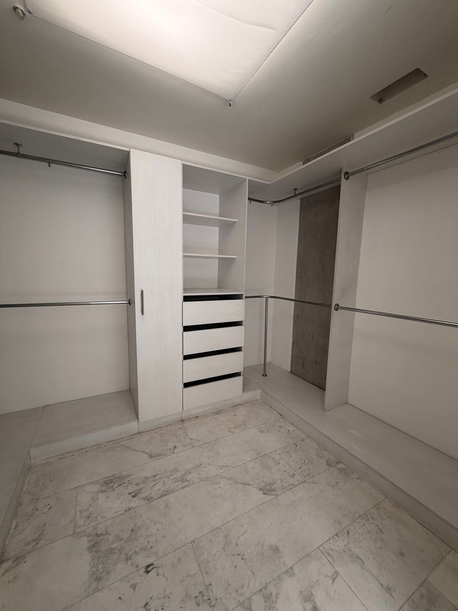 22 de 28: Walking closet