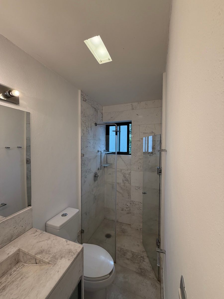 24 de 28: Baño completo