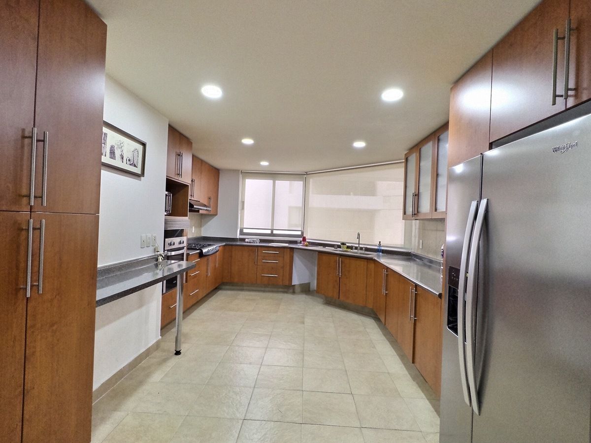 3 de 24: Cocina con gran espacio de almacenamiento