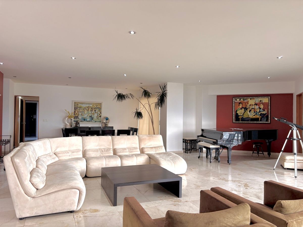 2 de 24: amplia sala con excelente distribución