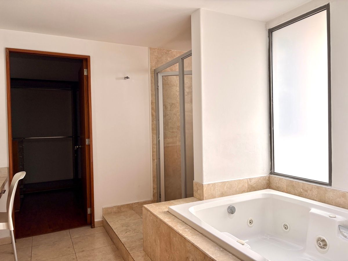 9 de 24: Baño principal con tina